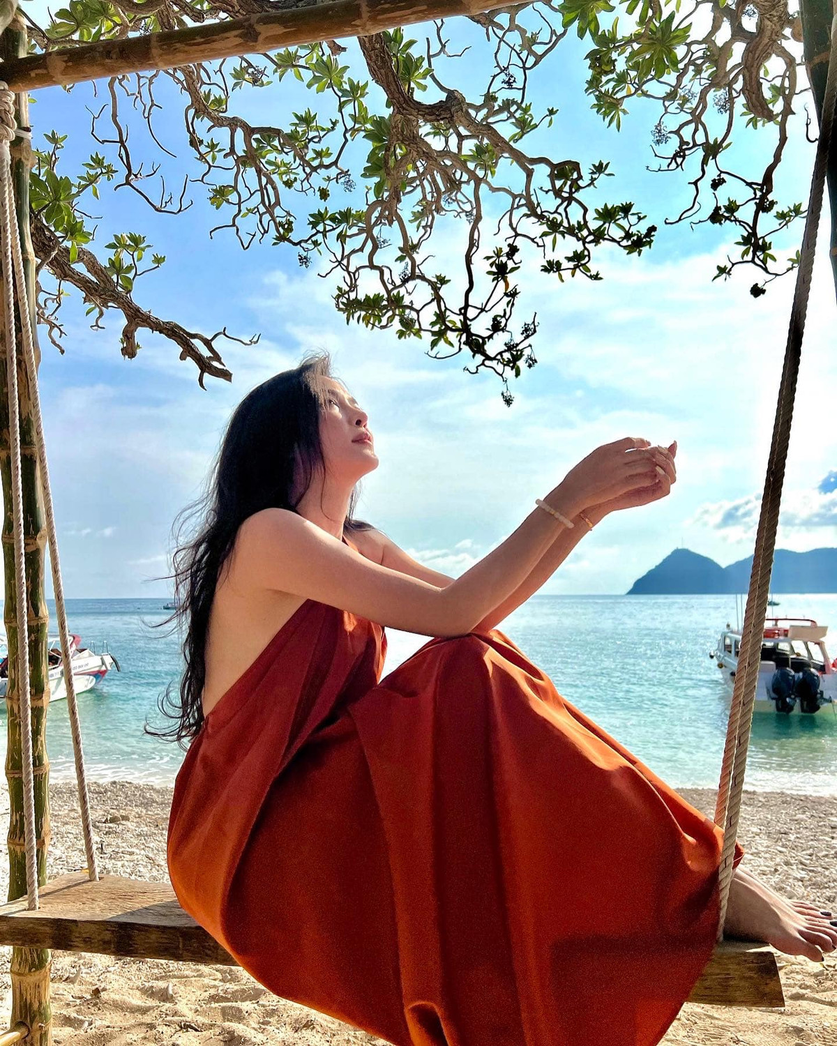 Đa phần ý kiến đều công nhận rằng, Thanh Quỳnh hiện tại đang đạt độ đẹp rực rỡ nhất, gương mặt hoàn hảo, vóc dáng cân đối. Ngoài việc nhờ thẩm mỹ để thay đổi khuyết điểm trên gương mặt thì phải công nhận rằng, cô đã rất cố gắng để ngày càng đẹp hơn.