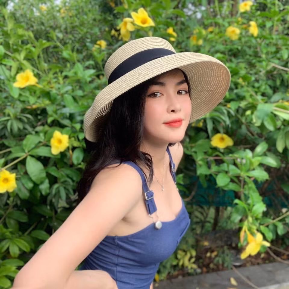 Nhưng cuộc đời đã mỉm cười với Thanh Quỳnh sau khi cô được tài trợ phẫu thuật từ một chương trình truyền hình và có dung mạo hiện tại.