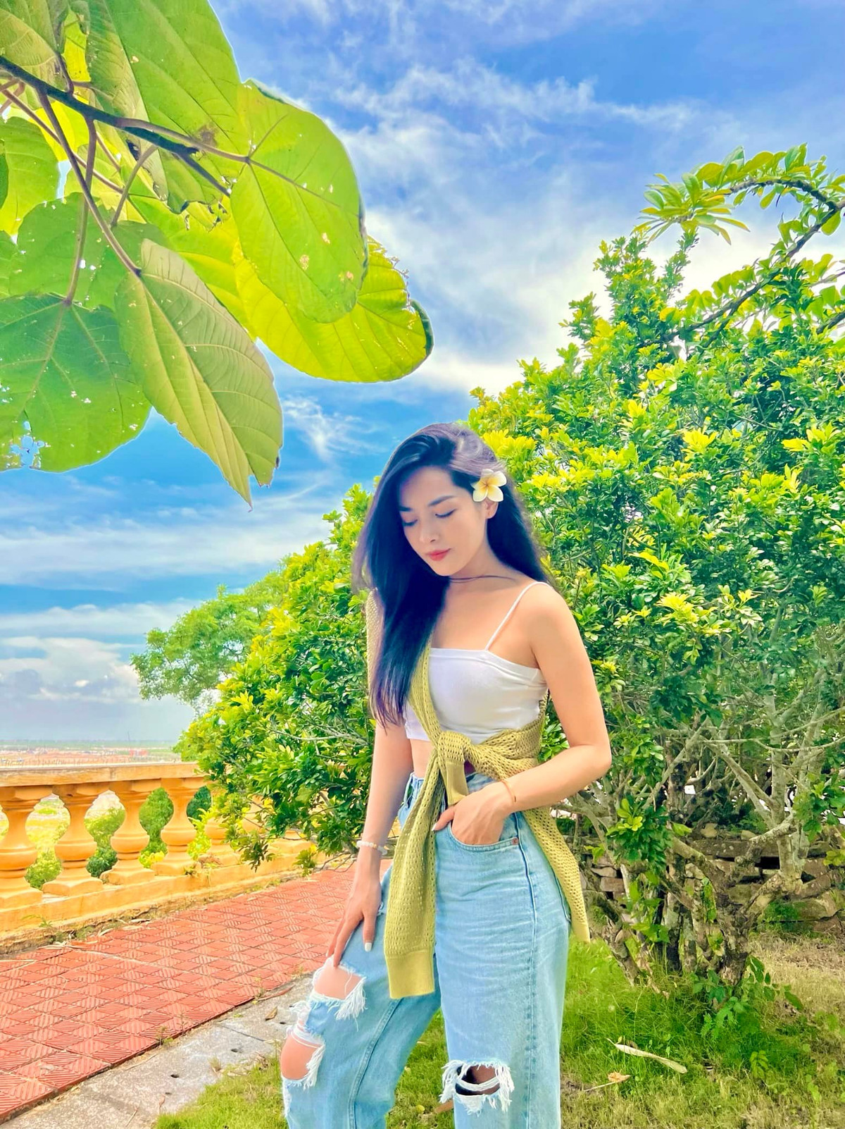 Tuy nhiên, vẫn tính cách giản dị, mộc mạc vốn có, người đẹp sinh năm 1992 luôn được mọi người yêu mến.