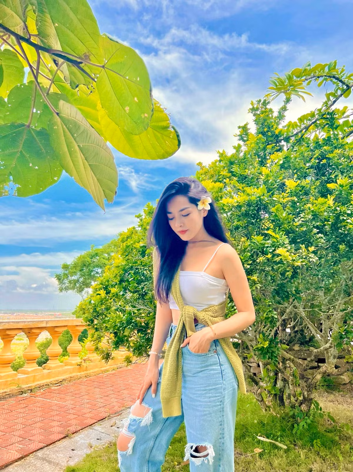 Tuy nhiên, vẫn tính cách giản dị, mộc mạc vốn có, người đẹp sinh năm 1992 luôn được mọi người yêu mến.