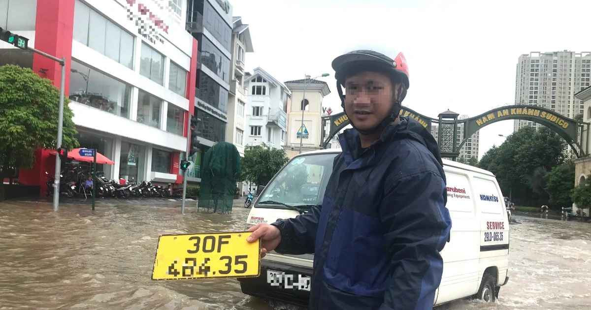 Dịch vụ chuộc lại biển số thường xuất hiện tại những nơi ngập sâu ở Hà Nội sau mỗi trận mưa lớn. Việc đi gom biển số bị rơi rồi nhận tiền "chuộc" với giá khoảng 300.000 đồng mỗi biển đã nhiều lần tạo ra những phản ứng trái chiều trong dư luận. Một số đồng tình cho rằng, nếu là vô tình nhặt được thì sẽ cho xin lại còn đây là do nhiều người phải mất công đi tìm trong mưa gió, rét mướt. Tuy nhiên, đa số lại phản đối vì cho rằng tận dụng tình huống khó khăn của người khác để kiếm tiền là không nên.