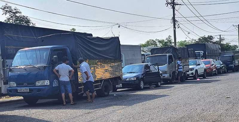 Khi xe gần dây chuyền, những người xếp hàng hộ sẽ báo cho chủ đến để đăng kiểm xe. Ngoài ra, họ còn nhận đi đăng kiểm trọn gói cho chủ xe với chi phí cao hơn để kiếm lời.