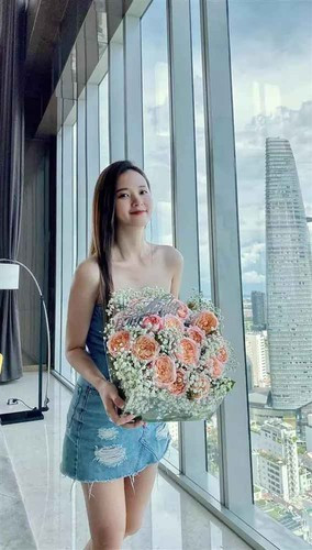 goài gây thương nhớ bởi nhan sắc được ví như "thần tiên tỷ tỷ", Midu còn được biết đến là nữ giảng viên của một trường đại học nổi tiếng trên địa bàn TP. HCM.