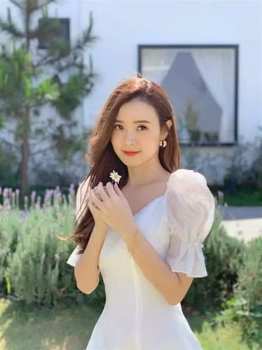 Midu còn khiến mọi người ngưỡng mộ khi sở hữu vô số bất động sản, cửa hàng thời trang,... Cô được mệnh danh là "đại gia ngầm" của làng giải trí Việt.