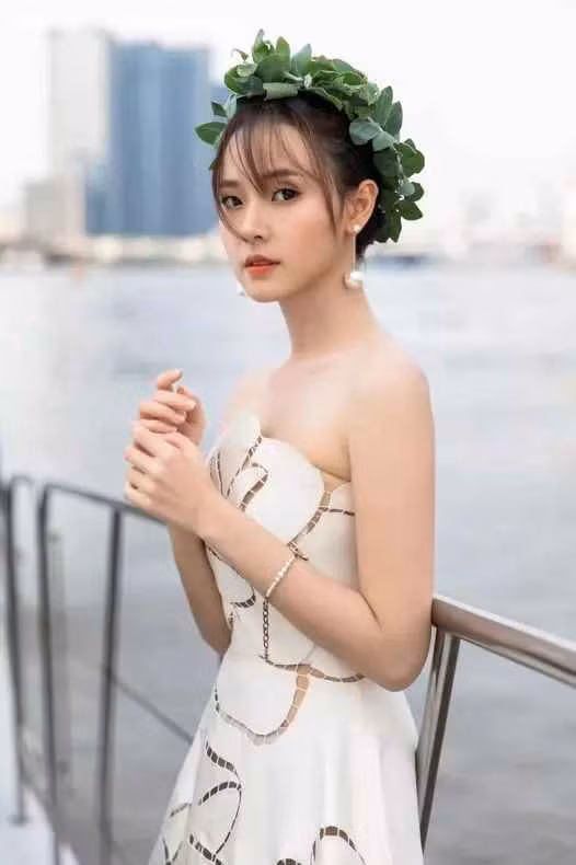 Mới nhất trên story Facebook, Midu đăng tải clip đang ngồi lái xe ô tô. Thế nhưng, không lâu sau đó, Puka bất ngờ đi tới, đứng ở ngay sát xe cầm trên tay một bông hoa hồng rồi hát bài Happy Birthday.