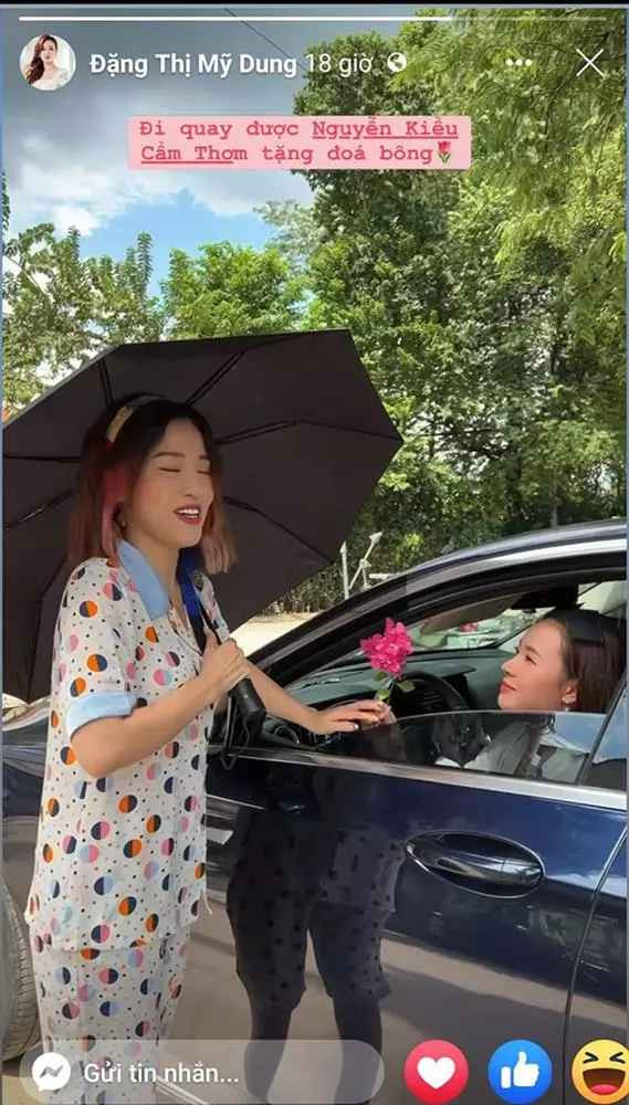 "Sinh nhật năm nay đi quay phim nên không có thời gian tổ chức. Vậy mà vẫn bị đánh úp bất ngờ. Cảm ơn 2 người bạn đã tạo bất ngờ nho nhỏ cho cô gái tháng 10 này nhé", hot girl Midu viết.