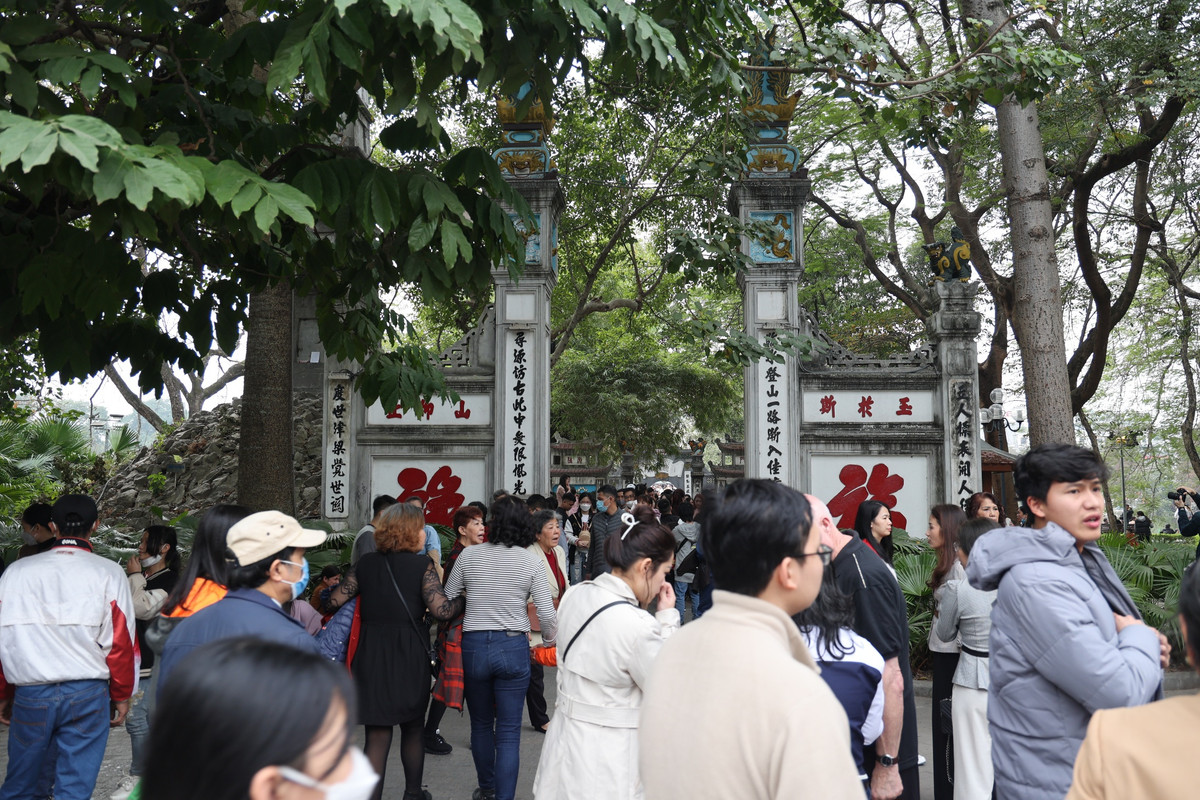 Trước cửa đền Ngọc Sơn sáng mùng 3 Tết Quý Mão.