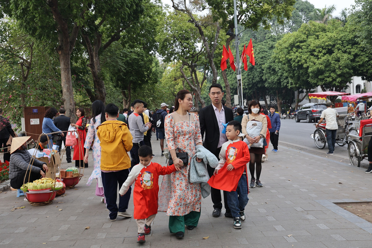Khu vực ven Hồ Gươm cũng rất đông gia đình cùng nhau thả bước ngắm Hà Nội những ngày đầu năm mới.