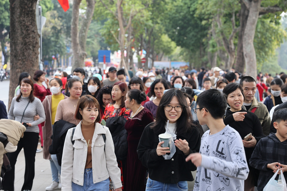 Niềm vui của các bạn trẻ khi cùng gia đình du Xuân tại Hồ Gươm.