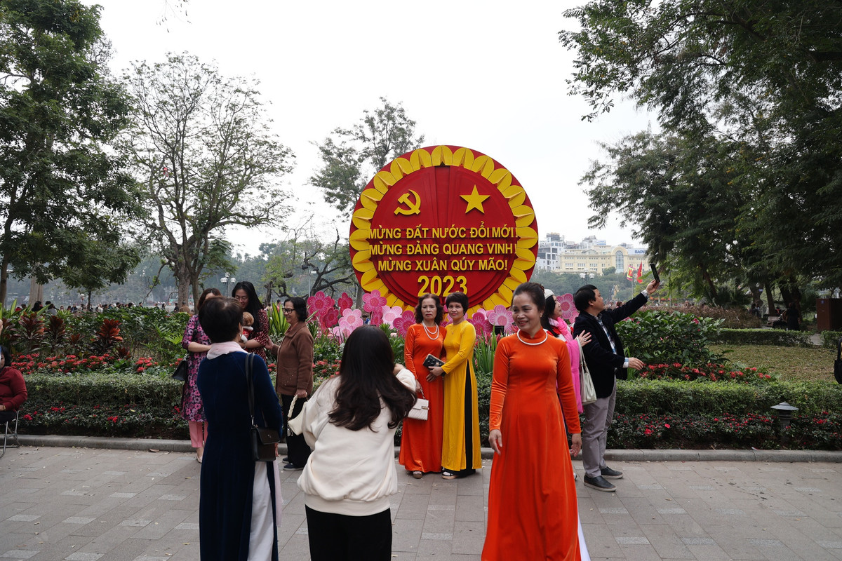 Những tiểu cảnh được trang trí tại khu vực Hồ Gươm thu hút được nhiều người tới chụp ảnh.