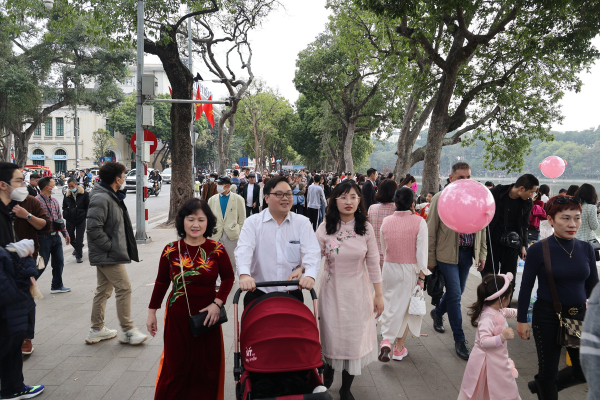 Dù đông đúc, nhưng nhiều người vẫn thư thái để tận hưởng sắc Xuân của Thủ đô.