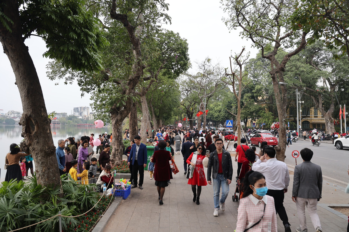 Theo ghi nhận của PV, xung quanh khu vực Hồ Hoàn Kiếm, đặc biệt trước tượng đài vua Lý Thái Tổ là địa điểm thu hút nhiều người dân Thủ đô tới du xuân.