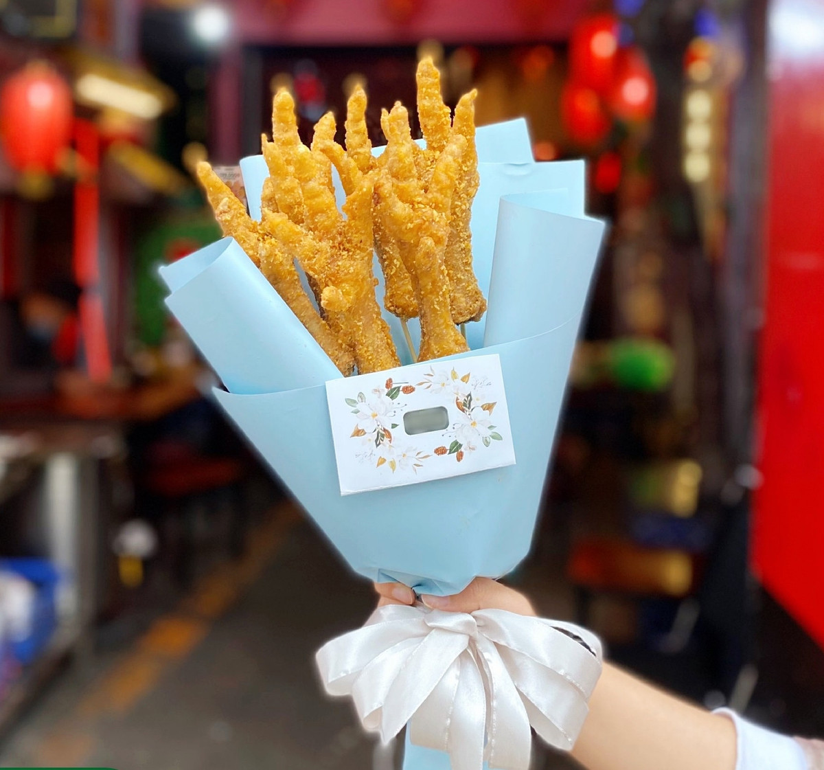 Năm nay các thành viên trên mạng xã hội được dịp bò lăn ra cười khi phát hiện ra một tiệm ăn ở Hà Nội "chơi lớn" tặng khách hàng nữ những bó hoa làm từ... chân gà trong ngày Quốc tế Phụ nữ.