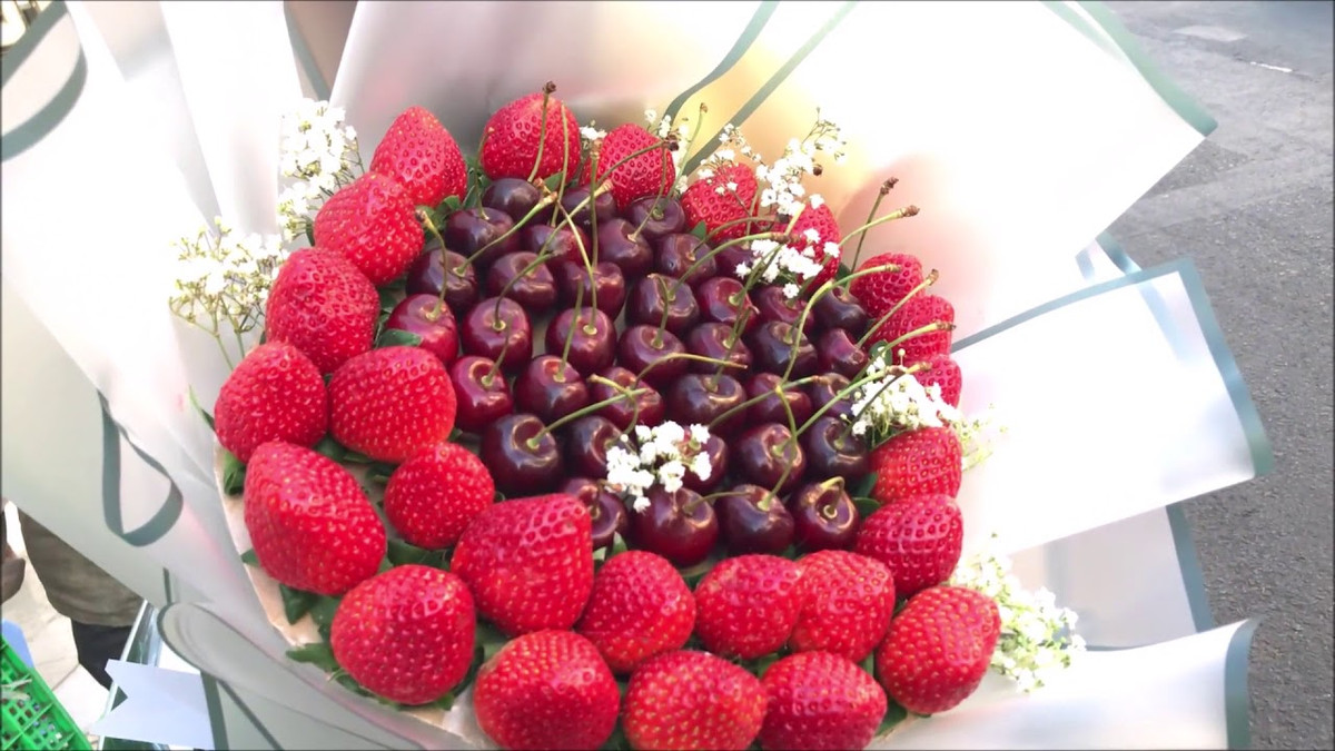 Những bó hoa trái cây thơm ngon hảo hạng, lại vô cùng thiết thực với chị em phụ nữ, mang về nhà có thể ăn luôn không cần vứt đi, đỡ phí biết bao nhiêu so với hoa thật.