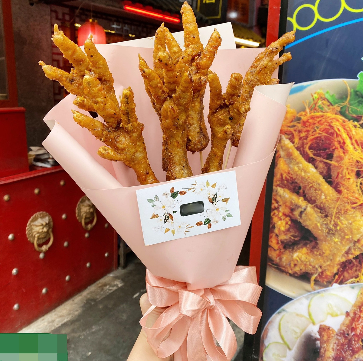 Chân gà nướng hoặc chân gà rang muối nhìn vô cùng hấp dẫn với các chị em, đặc biệt là các bạn nữ có sở thích "gặm nhấm".