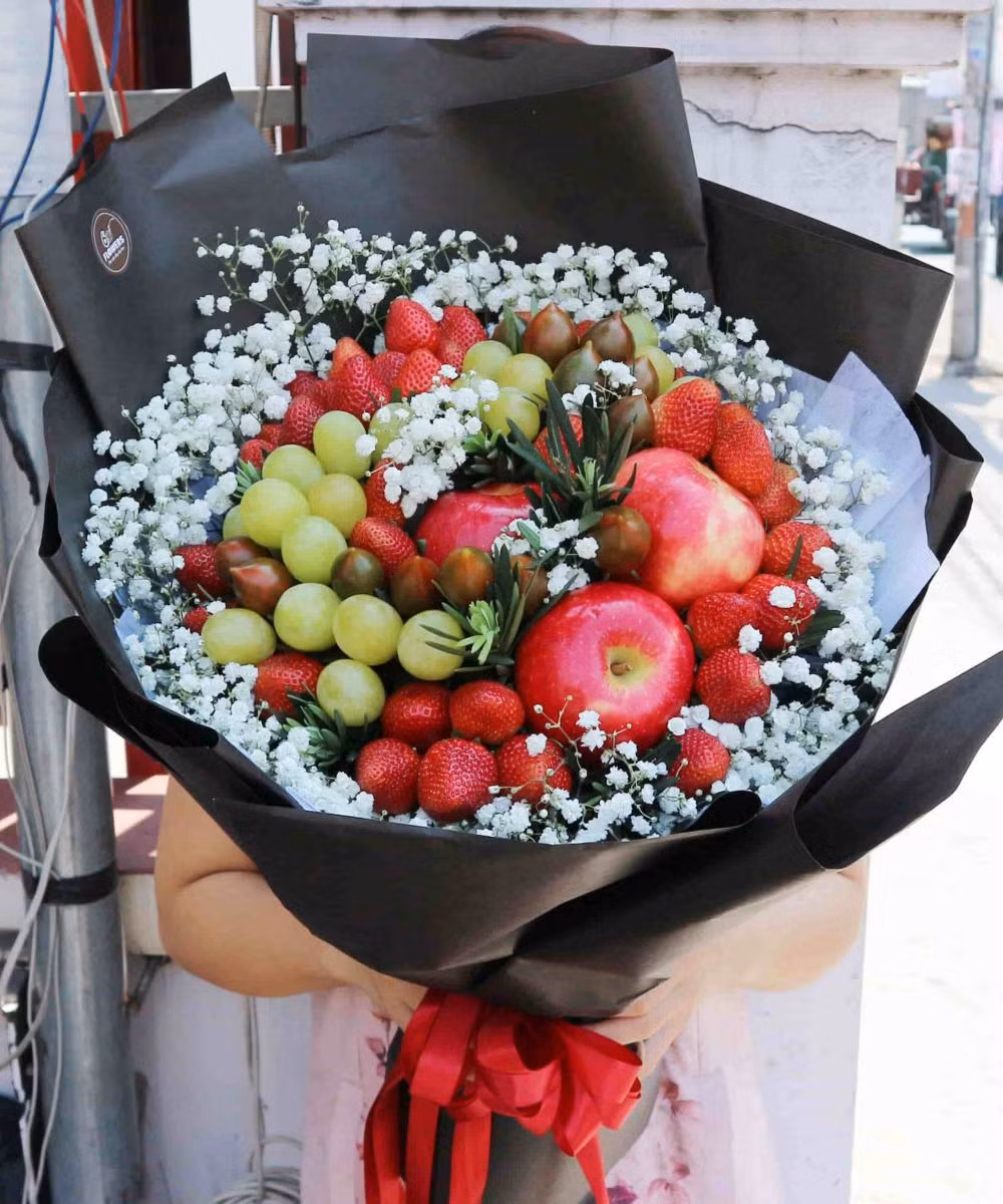 Điều kiện áp dụng khá đơn giản: chỉ cần có hóa đơn từ 300.000 đồng trở lên, bàn từ 4 người có khách nữ và không áp dụng đồng thời với các chương trình ưu đãi khác. Combo quà tặng độc đáo này có vẻ thu hút sự chú ý của đông đảo chị em, nên nhiều người vội tag ngay tên chồng hoặc bạn trai để được nhận bó hoa độc đáo từ chân gà.