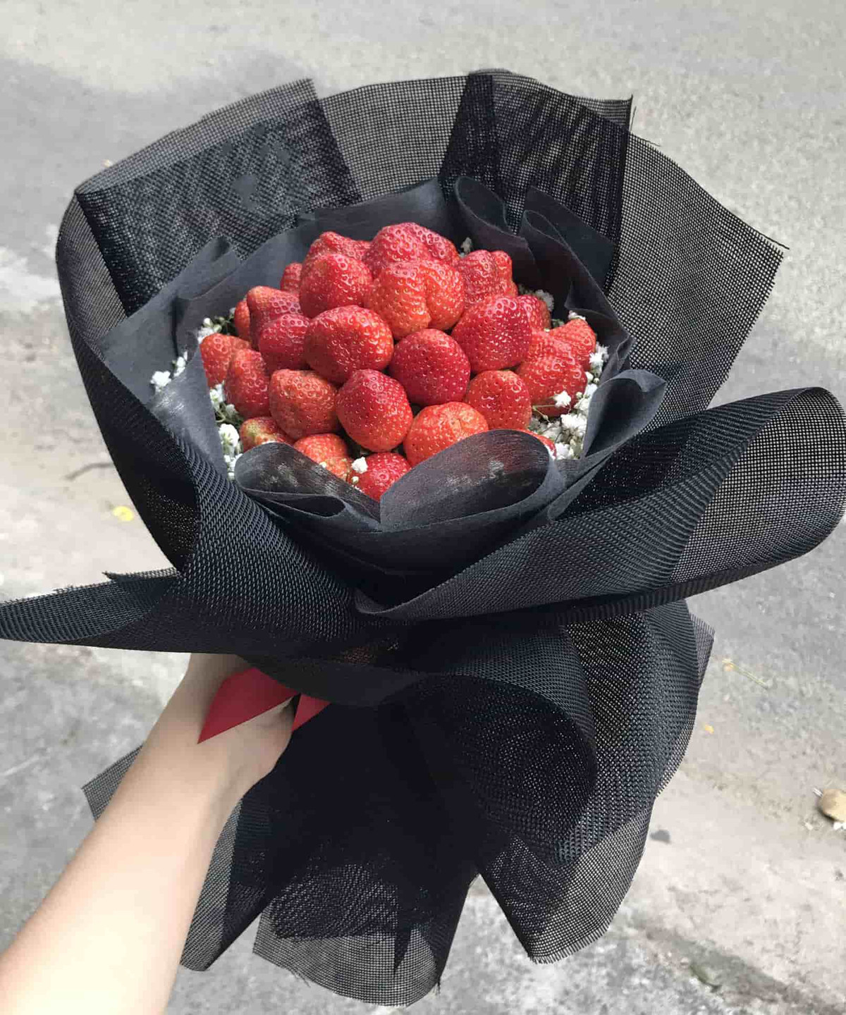 Dù bằng bất cứ nguyên liệu gì thì nó cũng mang lại niềm vui khá lớn đến cho chị em, nhiều người không nhịn nổi cười với những pha tặng hoa đầy sáng tạo từ bạn trai hoặc chồng mình.