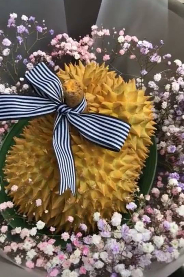 Nếu bạn là một cô gái đam mê sầu riêng thì đây chính là bó hoa tuyệt vời thỏa mãn cơn thèm.