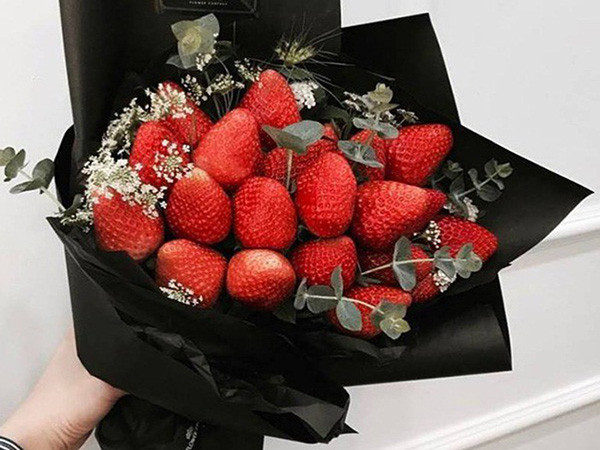 Ngoài bó hoa chân gà này, các dịp 8/3 trước đây cũng từng xuất hiện nhiều bó hoa độc lạ vô cùng, làm từ rau củ, trái cây, đùi gà rán, xúc xích, khoai chiên... và thậm chí là cả tiền..