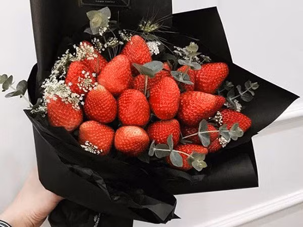 Ngoài bó hoa chân gà này, các dịp 8/3 trước đây cũng từng xuất hiện nhiều bó hoa độc lạ vô cùng, làm từ rau củ, trái cây, đùi gà rán, xúc xích, khoai chiên... và thậm chí là cả tiền..