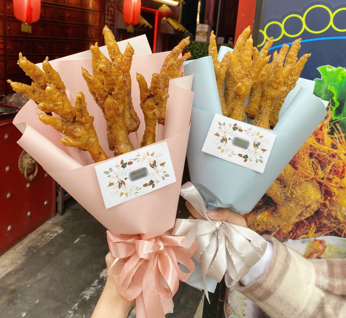 Cửa tiệm này đưa ra chương trình quà tặng cho ngày 8/3 khá hấp dẫn, đăng thông báo "độc quyền" trên fanpage quán khiến ai cũng tò mò: miễn phí 1 bó hoa chân gà trị giá 150.000 đồng, 1 voucher 100.000 đồng kèm 1 tấm thiệp chúc mừng ngày Quốc tế Phụ nữ.