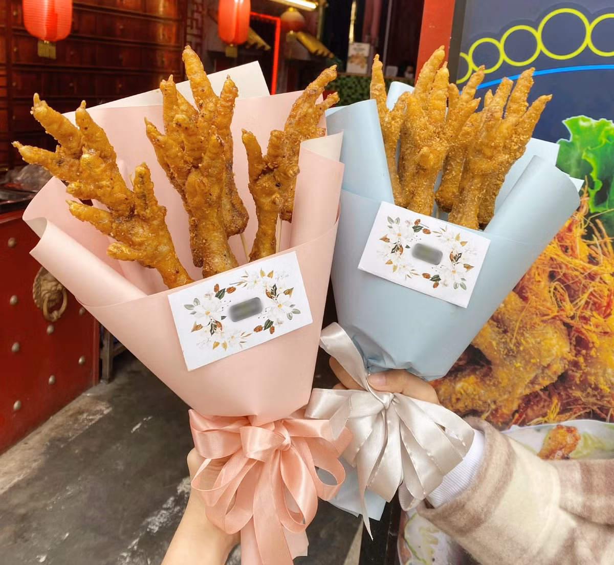 Cửa tiệm này đưa ra chương trình quà tặng cho ngày 8/3 khá hấp dẫn, đăng thông báo "độc quyền" trên fanpage quán khiến ai cũng tò mò: miễn phí 1 bó hoa chân gà trị giá 150.000 đồng, 1 voucher 100.000 đồng kèm 1 tấm thiệp chúc mừng ngày Quốc tế Phụ nữ.