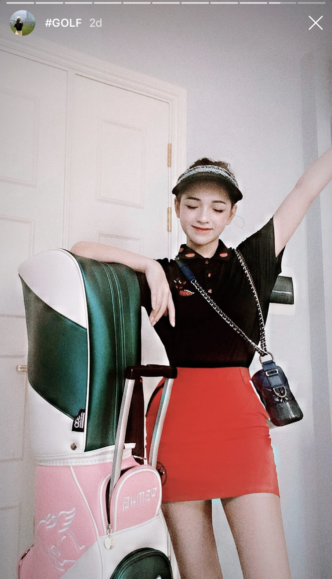 Có vẻ như tình yêu của Khánh Hà với môn thể thao quý tộc được bạn trai tạo cảm hứng bởi chính bản thân chàng thiếu gia cũng là khách quen tại các sân golf lớn nhỏ.