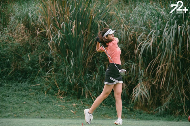 Nhờ chơi golf mà Thu Hoài thậm chí còn "lãi" được vị hôn phu là CEO học viện golf. Sở thích đắt giá cỡ này thì chắc cô nàng này sẽ còn mê dài dài