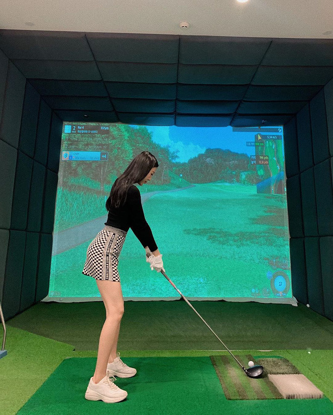 Không chỉ tập tại sân, Vũ Ngọc Châm còn rèn luyện môn golf hàng ngày trên mô hình.