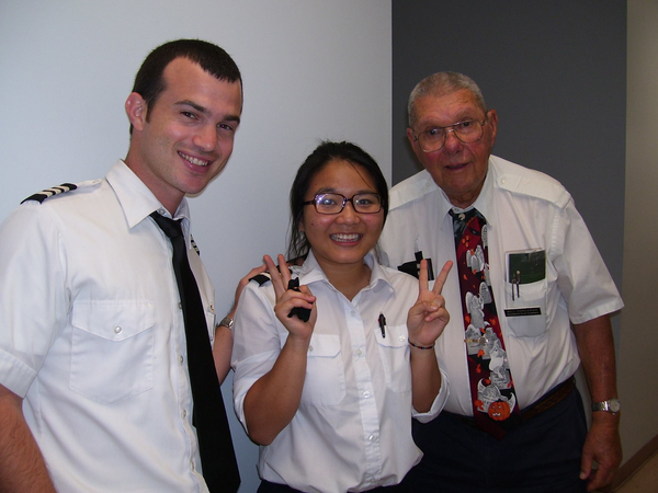 Trải qua 6 tháng học hành vất vả, Mỹ Phụng lấy được chứng chỉ khó nhất trong chương trình đào tạo phi công cơ bản rồi trở về nhà.