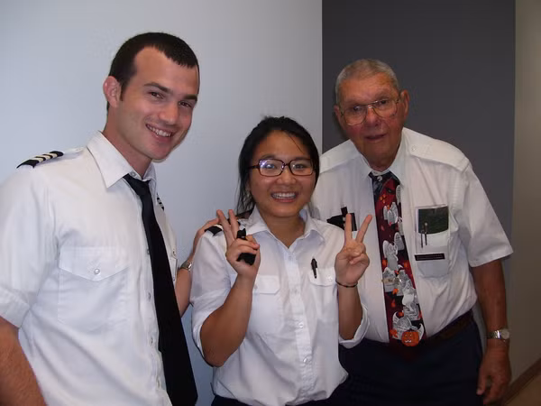 Trải qua 6 tháng học hành vất vả, Mỹ Phụng lấy được chứng chỉ khó nhất trong chương trình đào tạo phi công cơ bản rồi trở về nhà.