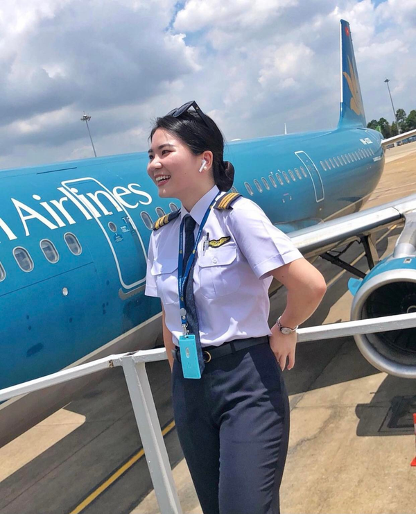 Trong một lần ngồi trước cửa nhà và suy nghĩ về con đường phát triển sự nghiệp của bản thân, Mỹ Phụng nhìn thấy một anh phi công kéo vali đi ngang qua.