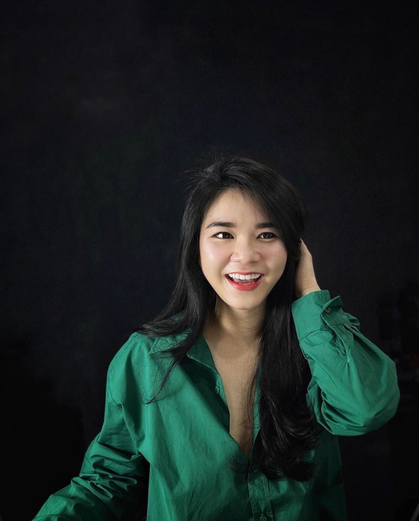 Được biết, sau 5 năm sống tại Canada, Mỹ Phụng đã gác lại dự định trở thành cô giáo mầm non để về Việt Nam. Sau đó, cô gái trẻ lại quyết định lên đường đi đào tạo phi công tại Mỹ.