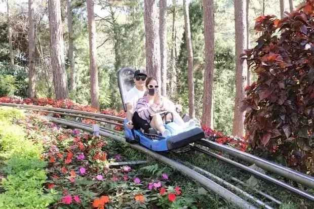 Đăng tải trên trang cá nhân, "cô chủ tiệm nail khoe hình ảnh tay đeo nhẫn cùng bạn trai nổi tiếng.