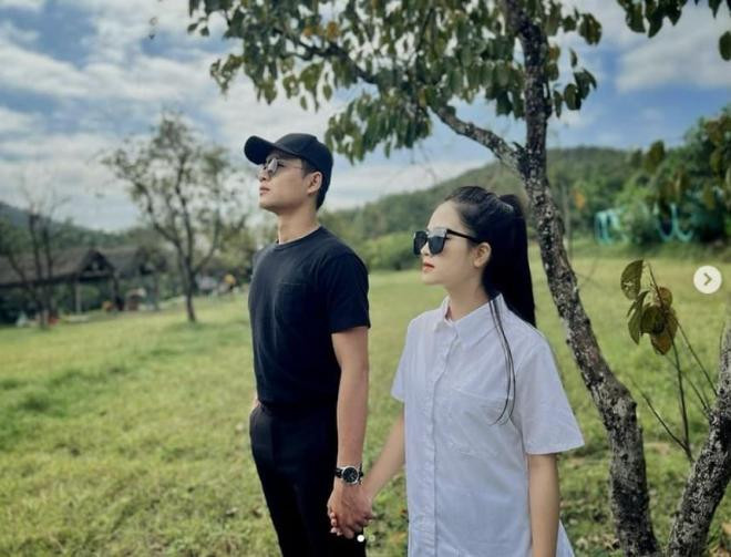 Chia sẻ về quyết định kết hôn, chồng tương lai của Huyền My cho biết ở thời điểm hiện tại, anh và bạn gái đều mong muốn sự ổn định. Về phía nam diễn viên, anh cũng cho biết bản thân đã cảm thấy đủ trải nghiệm về mặt tình cảm để lựa chọn bến đỗ chắc chắn.