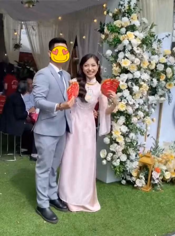 Trước đó, Nhật Lê không để lộ bất cứ thông tin nào liên quan đến chuyện hẹn hò nên màn "đánh úp" này của cô khiến nhiều người bất ngờ.