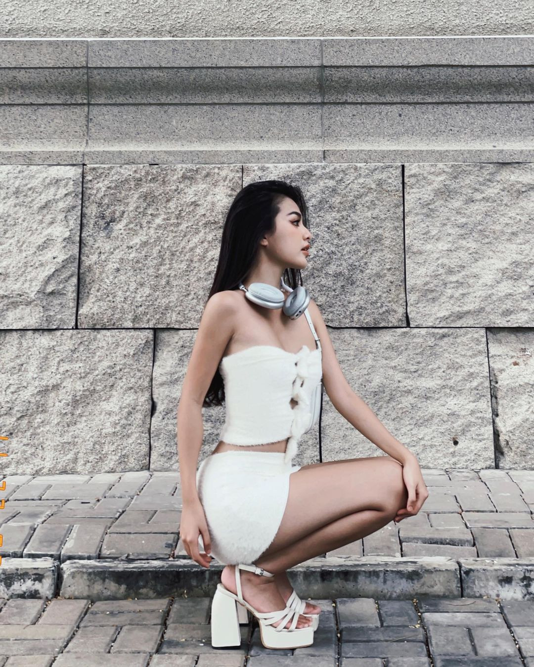 Hơn thế nữa, Hoàng Kim từng tham gia vào TVC quảng cáo, trong đó là quảng cáo cùng ca sỹ Mỹ Tâm vào năm 2021. Cô nàng người mẫu ảnh này sở hữu nhan sắc ngọt ngào, vóc dáng cân đối chuẩn mẫu, rất thích hợp với tiêu chí tìm kiếm thí sinh của Miss World Vietnam.