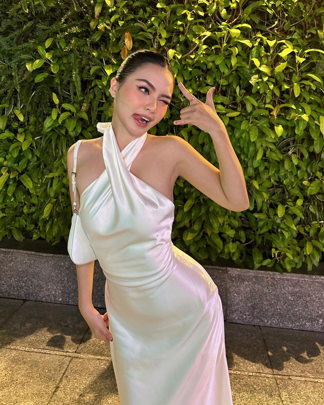 Vòng eo 56cm của Hoàng Kim khiến cộng đồng mạng liên tưởng tới hình tượng của "nữ hoàng nội y" Ngọc Trinh vì thế nhiều người hay nhắc tới cô như một "thiên thần nội y" thế hệ mới.