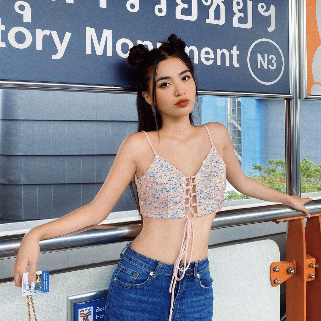 Bên cạnh việc học nhảy, Kim còn tập yoga để có thân hình dẻo dai.