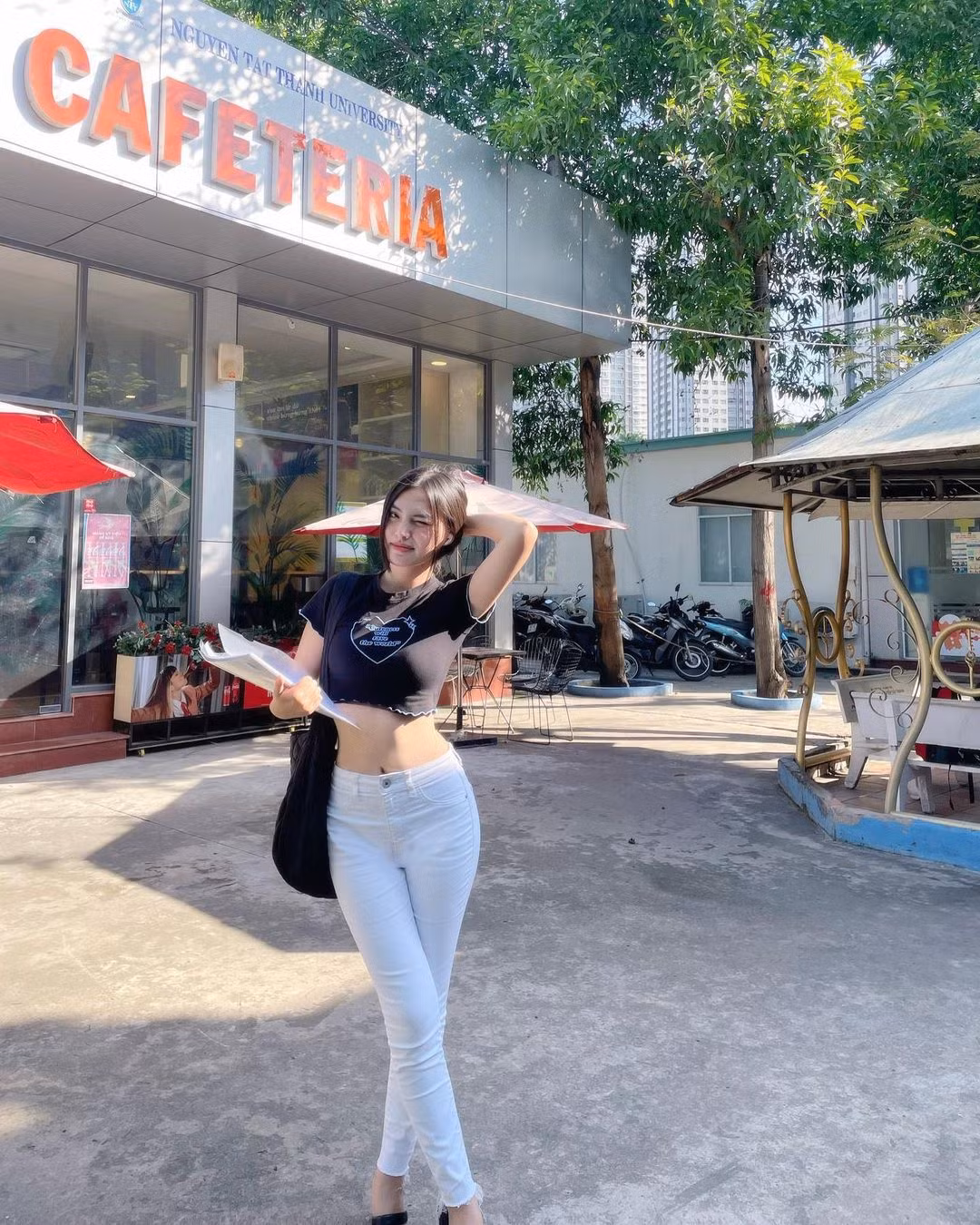 Hoàng Kim từng có trải nghiệm khá nhiều trong công việc người mẫu và hướng tới hình ảnh một cô nàng hiện đại đa năng. Những ưu điểm về hình thể nổi bật ở cô chính là vòng eo 56cm, số đo hiếm có trong dàn thí sinh đăng ký dự thi.