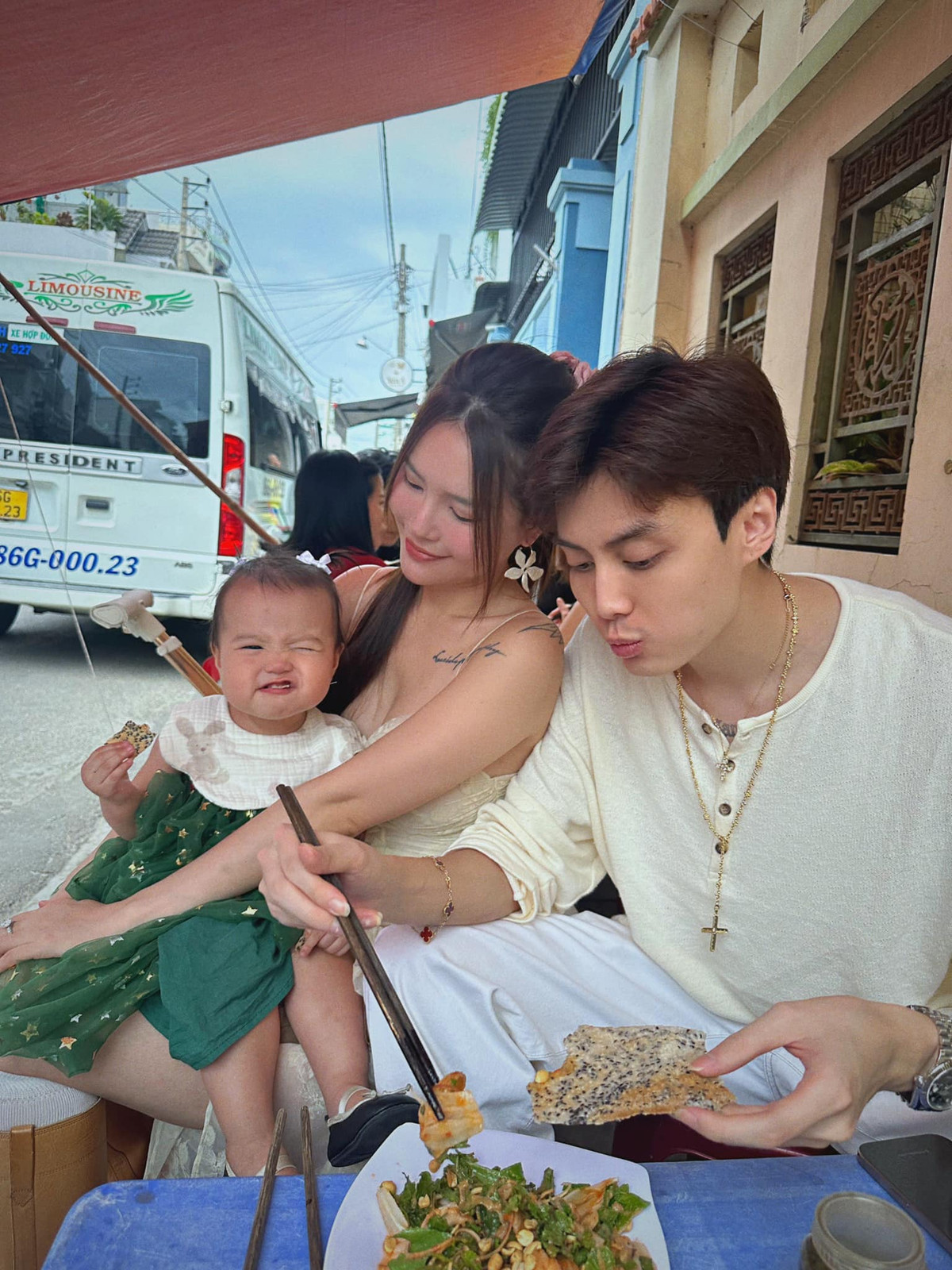 “Lucie Nguyễn mang thai lần 3”, “Lucie Nguyễn có bầu” đang là các từ khóa tìm kiếm phổ biến. Thậm chí nhiều người còn tag Lucie và Tuấn Dương vào các clip để đề nghị lên tiếng.