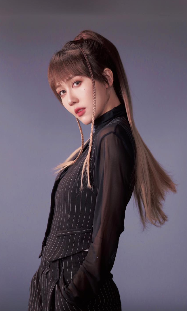 Sau nhiều năm "làm nghề", Hậu Hoàng còn lấn sân sang lĩnh vực MC (người dẫn chương trình) và tích cực nhận lời tham gia các chương trình giải trí. Sự "đa zi năng" của cô nhận được sự đón nhận của khán giả.