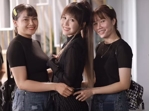 Thế nhưng đây là phong cách mà Hậu Hoàng đã "đóng đinh" để phù hợp với những sản phẩm sáng tạo. Đối tượng khán giả của hiện tượng mạng sinh năm 1995 này chủ yếu là học sinh nên cô khá hạn chế đăng tải hình ảnh quyến rũ lên trang cá nhân.