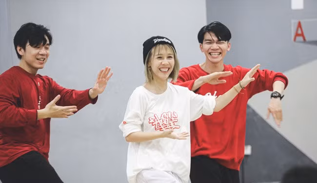 Hậu Hoàng (tên thật Hoàng Thúy Hậu) được biết đến là nhà sáng tạo nội dung nổi tiếng trên mạng xã hội nhờ sản xuất video hài hước, chế lời từ các bài hát nổi tiếng...