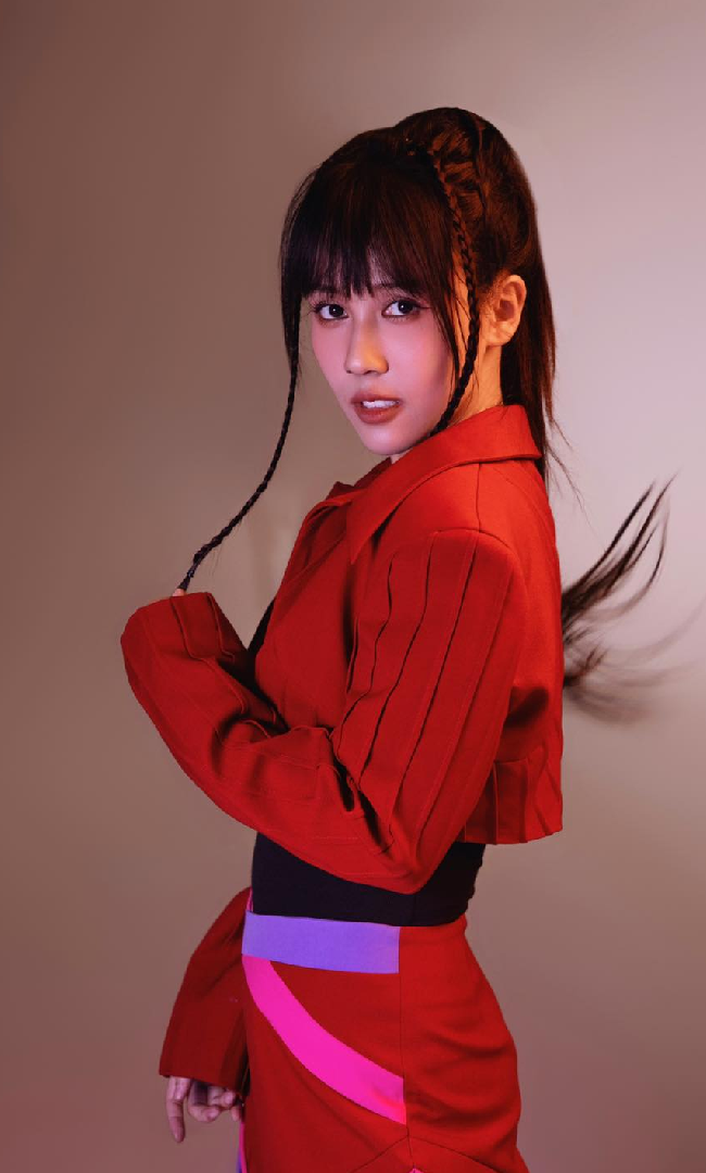 Đặc biệt, Hậu Hoàng của hiện tại còn gây ấn tượng khi lựa chọn phong cách trưởng thành, cuốn hút hơn.