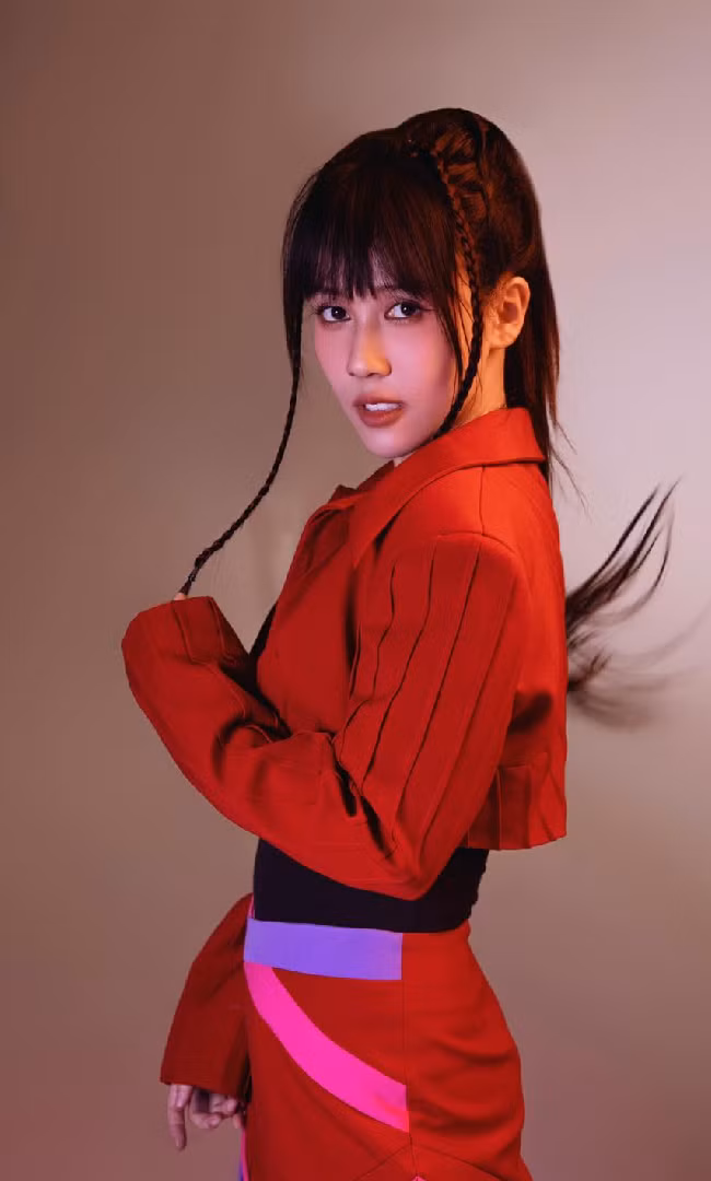 Đặc biệt, Hậu Hoàng của hiện tại còn gây ấn tượng khi lựa chọn phong cách trưởng thành, cuốn hút hơn.