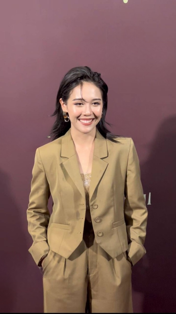 Hậu Hoàng giờ đây đã thoải mái diện những bộ trang phục khá “thiếu vải”, vừa quyến rũ lại trưởng thành.