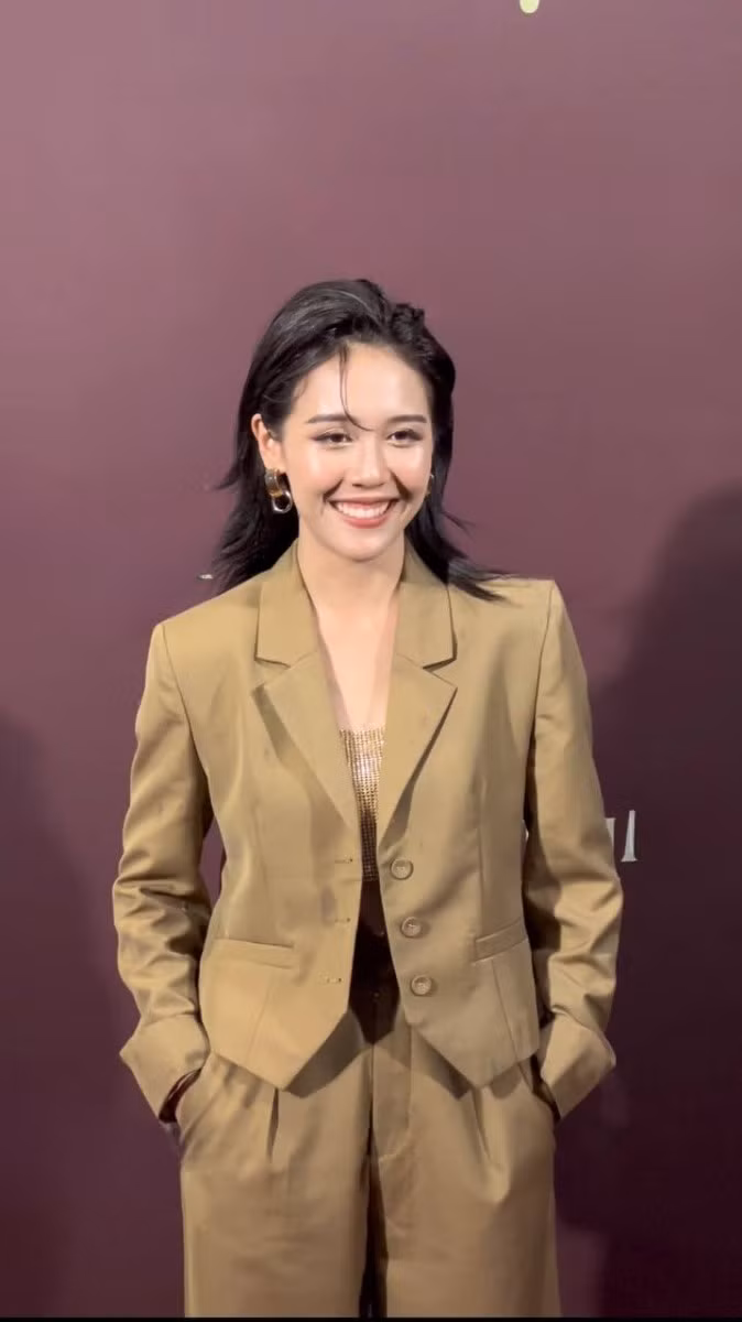 Hậu Hoàng giờ đây đã thoải mái diện những bộ trang phục khá “thiếu vải”, vừa quyến rũ lại trưởng thành.