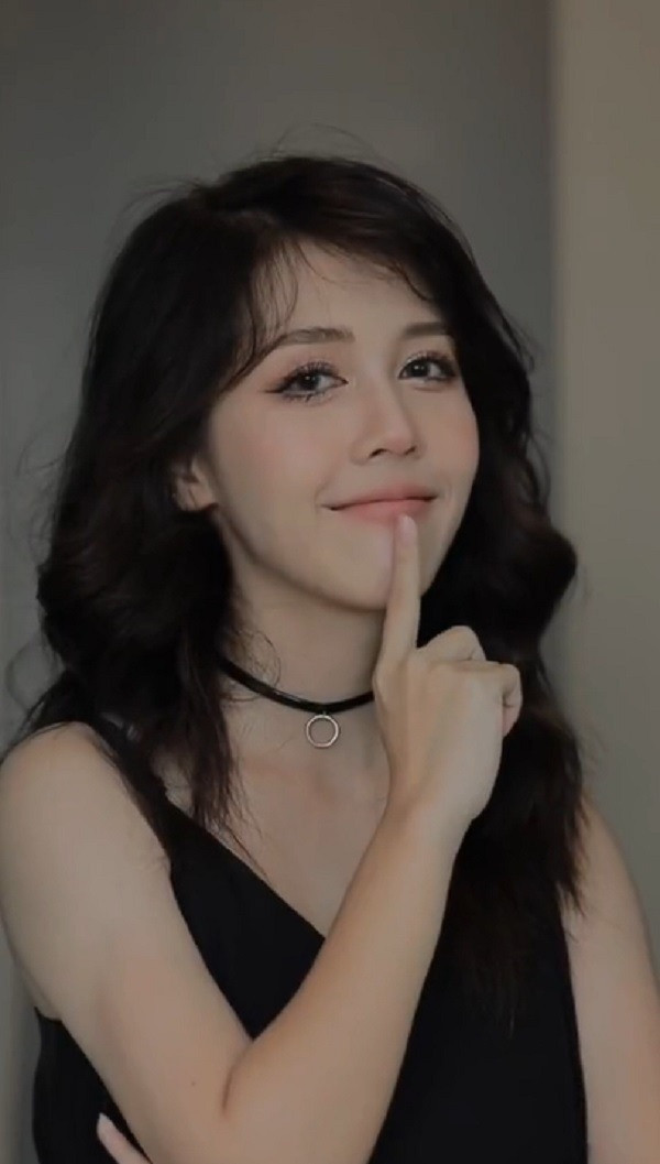 Hậu Hoàng sở hữu gương mặt nhỏ nhắn, đường nét hài hòa, chỉ cần thay đổi phong cách, trang điểm nhẹ nhàng cũng đủ khiến cô trở nên nổi bật hơn hẳn.