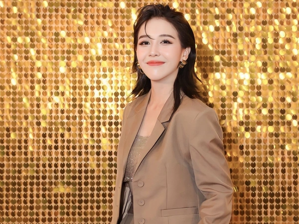 Trước đó, Hậu Hoàng thường gắn liền với trang phục có màu sắc nổi bật, họa tiết đáng yêu. Cộng đồng mạng nhận xét gu ăn mặc của cô nổi bật nhưng có phần trẻ con, không phù hợp với lứa tuổi.